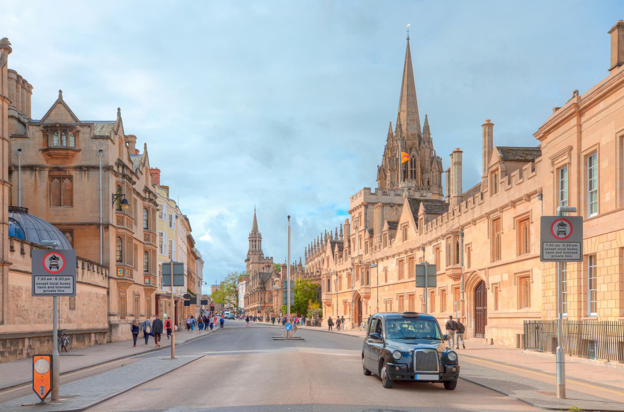 Blick auf die High Street mit dem Stadtbild von Oxford - St Mary's University Church