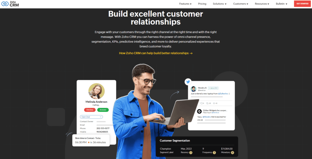 لقطة شاشة من موقع Zoho CRM على الويب تُظهر رجلاً سعيداً يستخدم البرنامج ونصاً يشرح كيف تساعد أداتهم في بناء علاقات قوية مع العملاء.