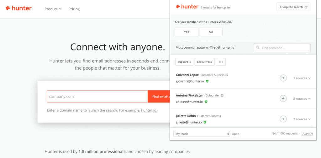 Eine Webseitenschnittstelle des Tools Hunter.io mit einer Suchleiste zum Auffinden von E-Mail-Adressen und einer Seitenleiste, die Suchergebnisse mit Namen und E-Mail-Mustern von Personen anzeigt, die mit einer bestimmten Domain verbunden sind.